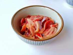 鸡胗切薄片加盐、生抽、蚝油调味。