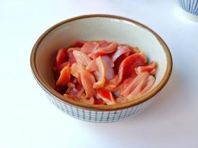 鸡胗切薄片加盐、生抽、蚝油调味。