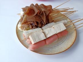 豆腐切片、毛肚、花菜串起来【竹签要开水泡一下】