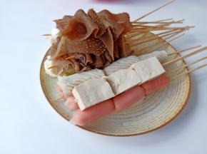 豆腐切片、毛肚、花菜串起来【竹签要开水泡一下】