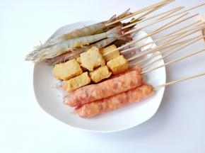 肠、鱼豆腐、对虾、鱿鱼串起来。