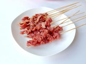 牛肉鸡胗一片一片穿起来。