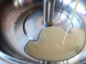 万慕降糖饭锅里加入清汤锅底【这款锅可以煮降糖饭，可以蒸、可以火锅，只有你想不到，没有它做不到的】