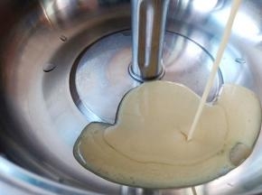 万慕降糖饭锅里加入清汤锅底【这款锅可以煮降糖饭，可以蒸、可以火锅，只有你想不到，没有它做不到的】