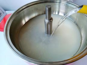 加适量的清水稀释。