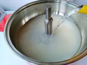 加适量的清水稀释。