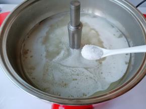 开启电源，选择火锅键大火煮开，加少许盐调味。