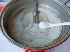 开启电源，选择火锅键大火煮开，加少许盐调味。