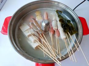 先放入耐煮的食材。