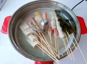 先放入耐煮的食材。