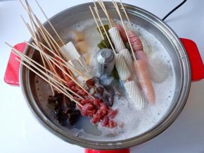 再放入毛肚，牛肉，鸡胗大火煮开翻滚至熟即可食用。