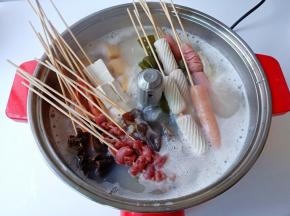 再放入毛肚，牛肉，鸡胗大火煮开翻滚至熟即可食用。