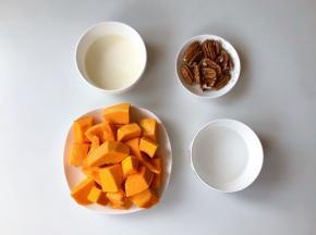 准备好食材，南瓜去皮切块。
