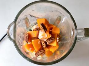 把熟南瓜、淡奶油、饮用水倒入破壁机，放入7颗碧根果，剩余3颗做装饰。