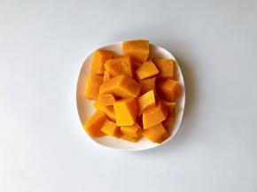 南瓜放入蒸箱或蒸锅，蒸10分钟；