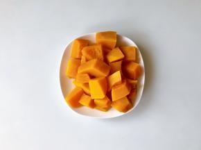 南瓜放入蒸箱或蒸锅，蒸10分钟；