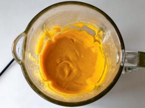 启动破壁机，把所有食材打成细腻的糊状。