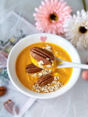 把打好的南瓜泥倒入碗中，面上撒上即食燕麦片，足后用碧根果装饰即可。装饰可以自由发挥。