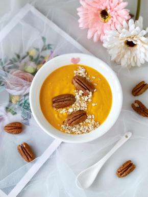 把打好的南瓜泥倒入碗中，面上撒上即食燕麦片，足后用碧根果装饰即可。装饰可以自由发挥。