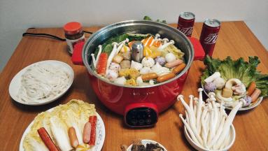 按火锅键大火，火烧开后按降键将食材放入水