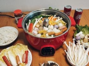 按火锅键大火，火烧开后按降键将食材放入水