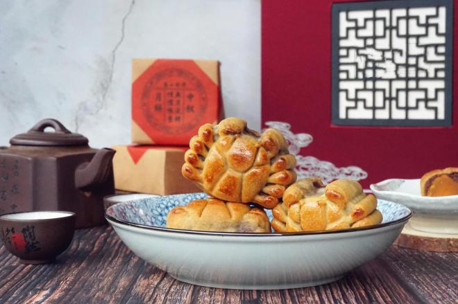 豆沙肉松蛋黄月饼