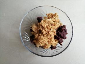 先做馅料，把肉松加入到豆沙馅里，抓均匀，分成10份搓圆