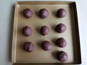 一只手旋转豆沙，并使豆沙和蛋黄贴紧，不要留有空气，收口搓圆。全部馅料做好后，用保鲜膜盖着，防止风干