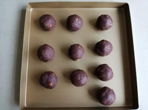 一只手旋转豆沙，并使豆沙和蛋黄贴紧，不要留有空气，收口搓圆。全部馅料做好后，用保鲜膜盖着，防止风干