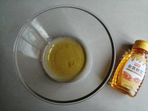 下面开始做饼皮，饼皮的配方就直接按照包装袋上的比例做就可以了，非常简单。将花生油和金黄糖浆都倒入盆里，用手动打蛋器搅拌，乳化好