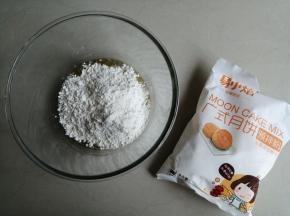把月饼粉倒入