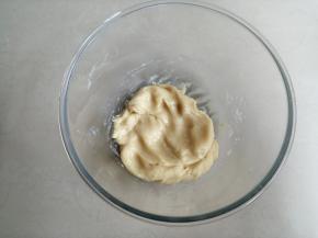 用刮刀压拌至不见干粉，不要过度揉，拌不均匀的，可以戴上一次性手套操作。用保鲜膜包裹着饼皮，室温松驰30分钟