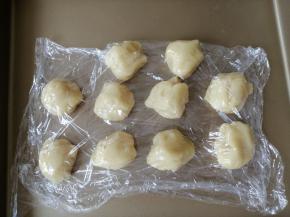 松驰后的饼皮分成10份，用保鲜膜盖着，每取一份出来操作，其他都要先盖着，防止风干！