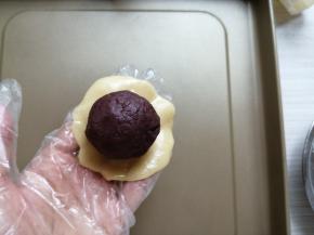 把饼皮放在手心上压扁，把馅料放在饼皮中间