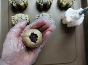 右手按着饼皮慢慢转圈向上推，与馅料紧贴着，收口搓圆