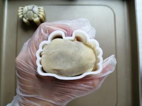 放在面粉或者玉米淀粉（配方外））中滚一圈，把多余的粉拍掉，搓成椭圆形，方便入模