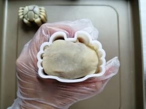 放在面粉或者玉米淀粉（配方外））中滚一圈，把多余的粉拍掉，搓成椭圆形，方便入模