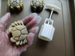 直接在烤盘上向下按压模具，为了使纹路更清晰，轻压两下，再提起模具