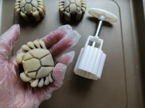 直接在烤盘上向下按压模具，为了使纹路更清晰，轻压两下，再提起模具