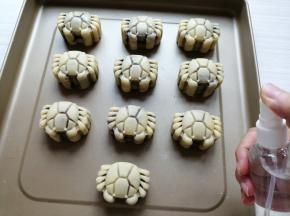 在月饼上方用喷壶喷水雾，让水雾自然落在月饼上