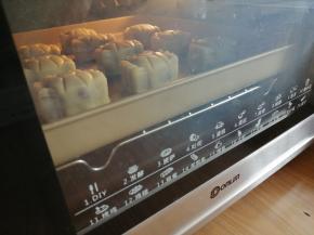 放入已经提前预热到 185度的东菱K40C烤箱中下层，先烤5分钟定型（实际烘烤温度，要根据自家烤箱脾气而定）