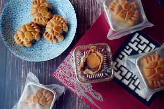 继续送入烤箱里，烘烤15分钟左右（最后5分钟可以移至烤箱最下面一层）。烘烤结束，把月饼取出，放在晾架上晾凉后，放入饼托，再放入月饼袋，加上一小包食品脱氧剂，用封口机封口，第二天回油就可以食用啦