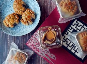 继续送入烤箱里，烘烤15分钟左右（最后5分钟可以移至烤箱最下面一层）。烘烤结束，把月饼取出，放在晾架上晾凉后，放入饼托，再放入月饼袋，加上一小包食品脱氧剂，用封口机封口，第二天回油就可以食用啦