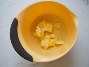 黄油切成小块，室温软化。