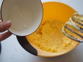 加入细砂糖，打发至微微膨胀。