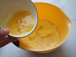 分两次加入蛋液，每次都搅拌均匀。