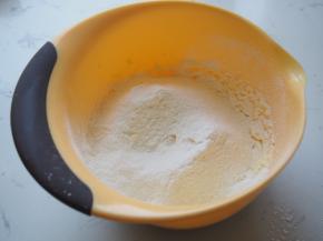 筛入低筋面粉，切拌均匀。