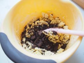 将奥利奥饼干压碎放入，切拌成为面团。