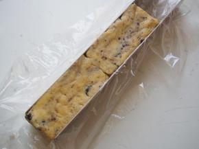 将学厨饼干模具上铺上一层保鲜膜，放入面团整理好，放入冰箱冷冻半小时定型。