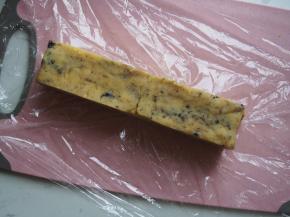 将冷冻好的面团取出。